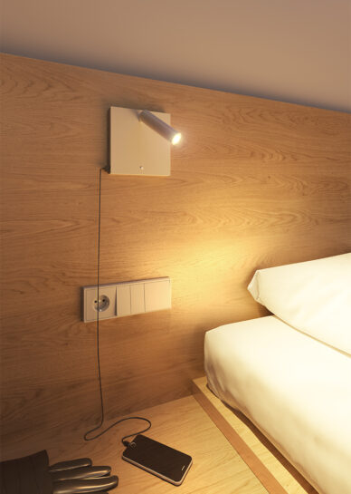 LÁMPARA LED LECTURA SWEET 4W 3 NIVELES DE INTENSIDAD 220-240V 20º LED CREE 2.700K-2 USB 5V/2A+INDUCCIÓN
